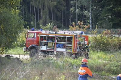 Deponie Weisser Stein: Drei Jugendfeuerwehren und das Jugendrotkreuz ueben gemeinsam